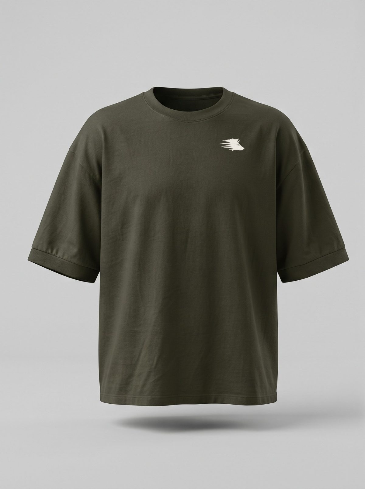 Playera oversize verde olivo WOLVESHOP, frente con lobo
