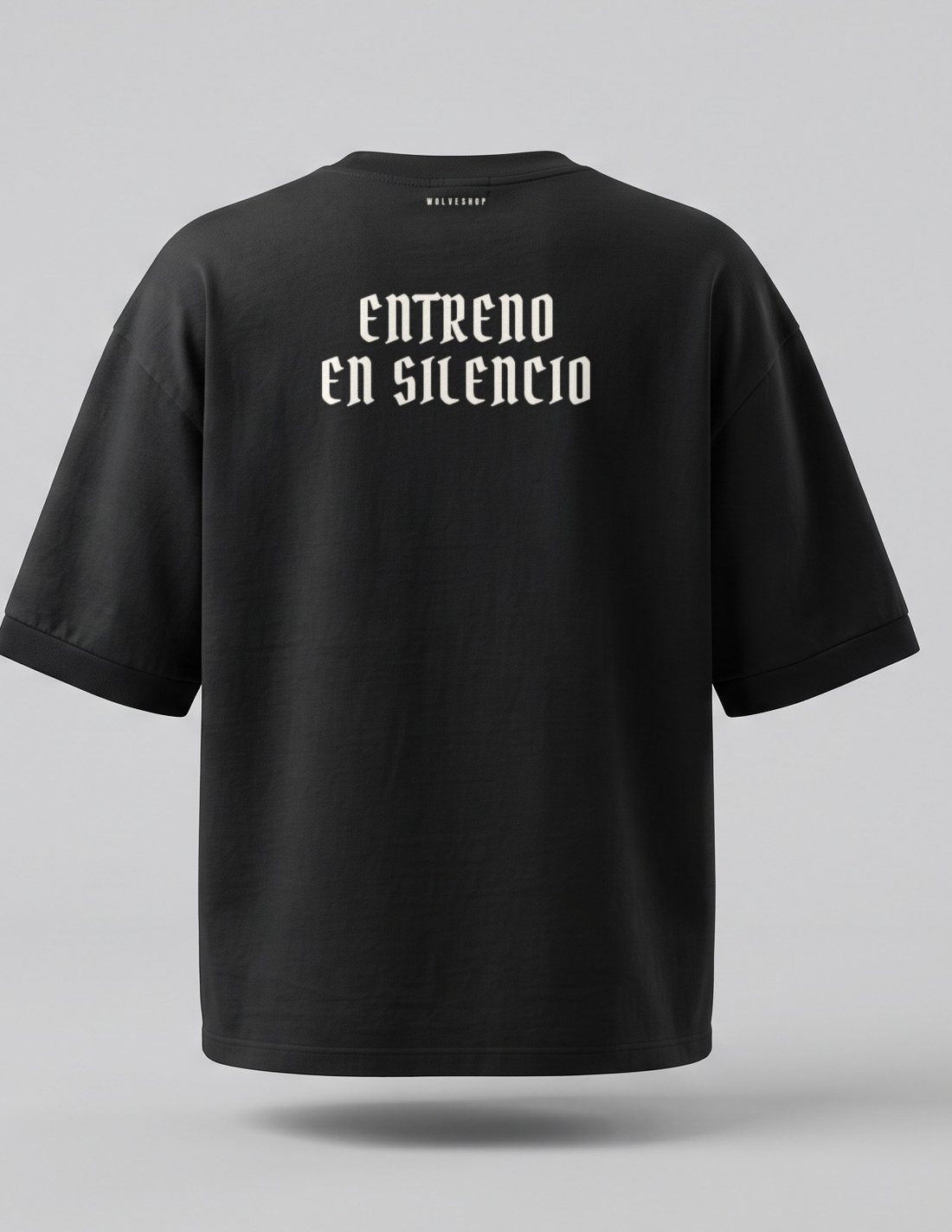 Playera oversize WOLVESHOP, espalda: Entreno en silencio
