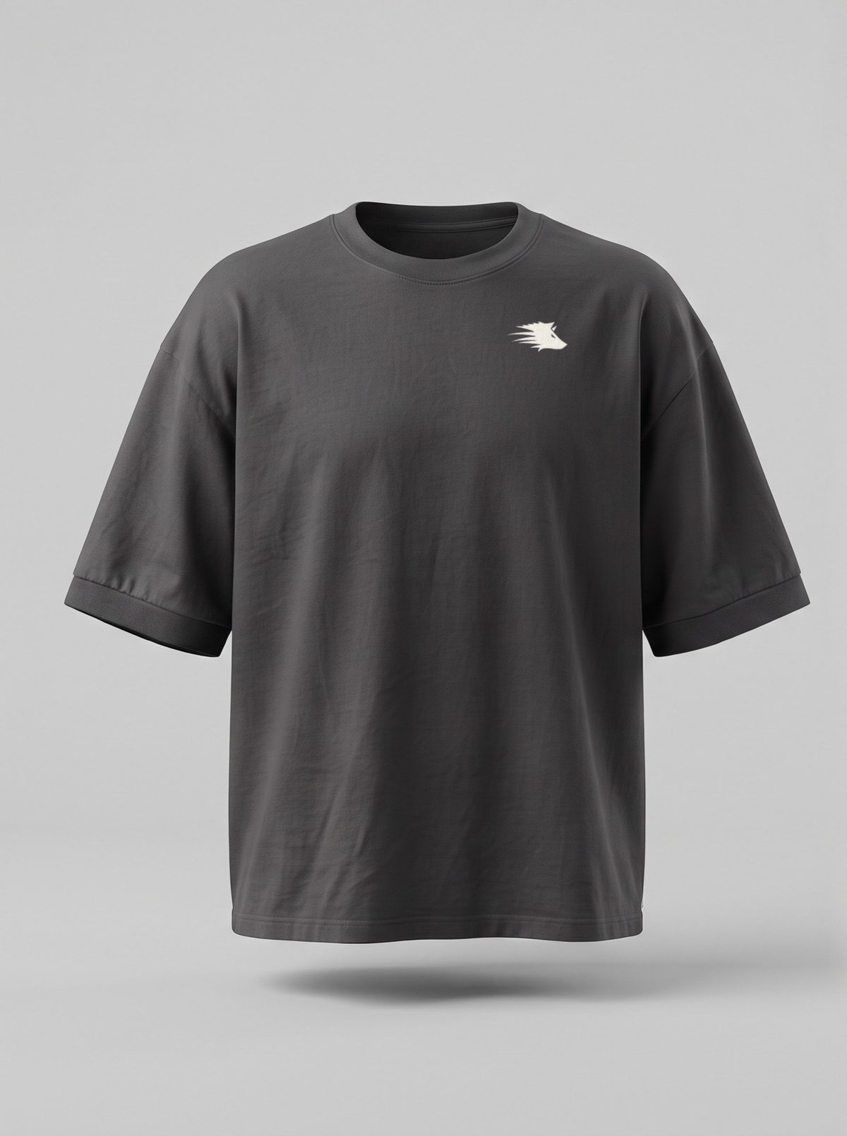 Playera oversize gris carbón WOLVESHOP, frente con lobo