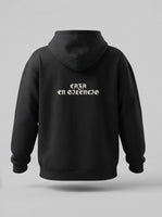 Sudadera oversize negra, espalda: Caza en silencio