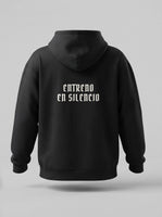 Sudadera oversize negra, espalda: Entreno en silencio