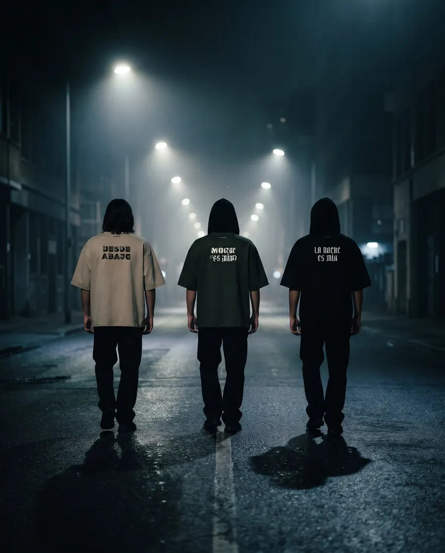 Tres modelos con sudaderas WOLVESHOP caminando de noche