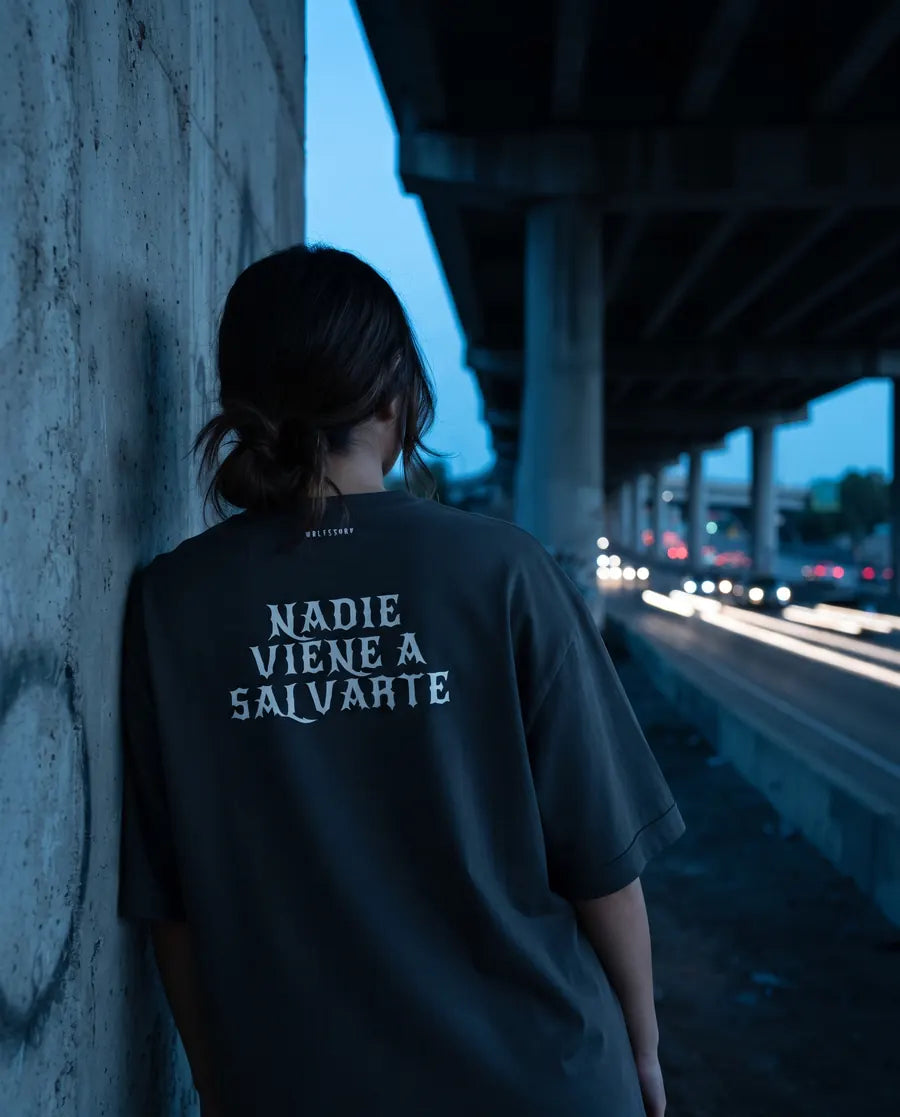 Modelo con playera Nadie viene a salvarte bajo un puente